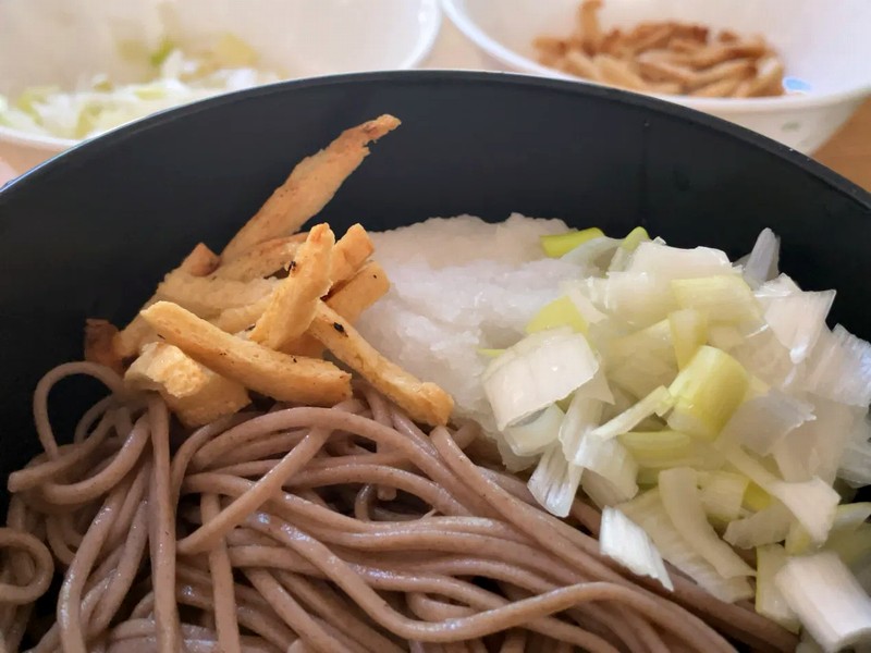 薬味がのった蕎麦