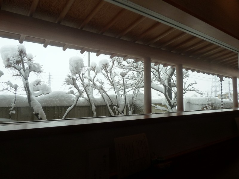 達磨の窓から見える雪