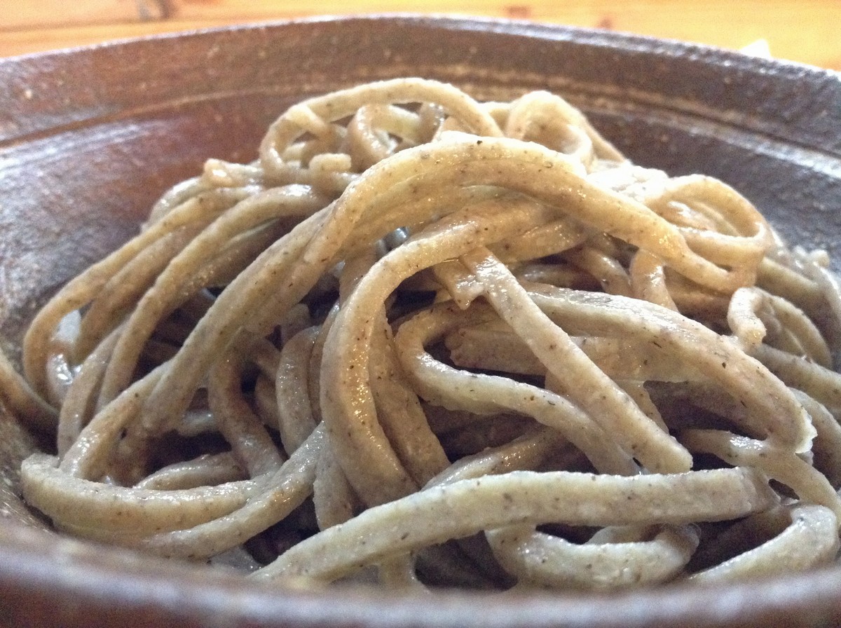 敬蔵の太打ち蕎麦は鬼皮挽きぐるみした十割蕎麦