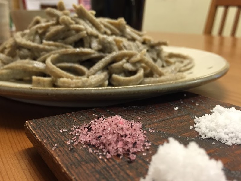 塩で食べる粗挽きの蕎麦