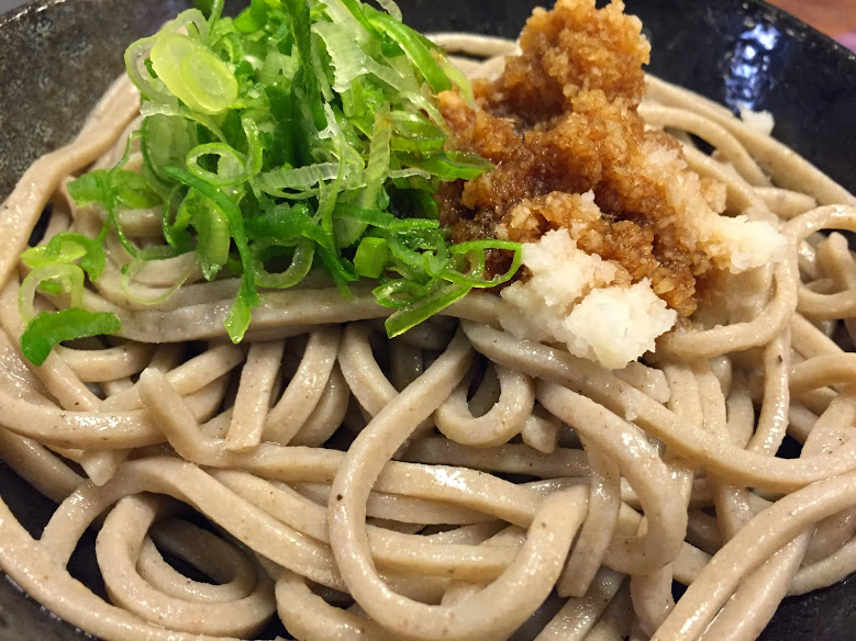 やっこの田舎そばに醤油ダレをかけた